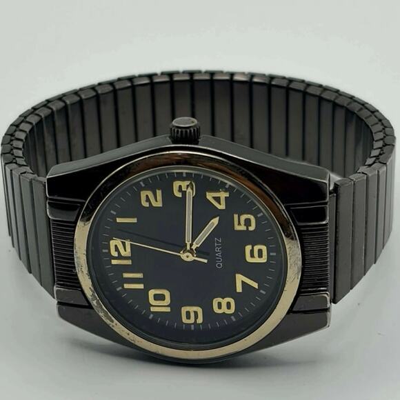 Black & Gold Men’s Watch - Picture 3 of 4